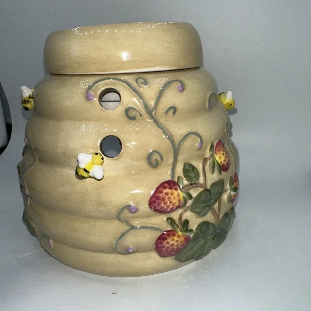 PartyLite Garden Lites Beehive Aroma Melts Warmer Bees Strawberries Ceramic